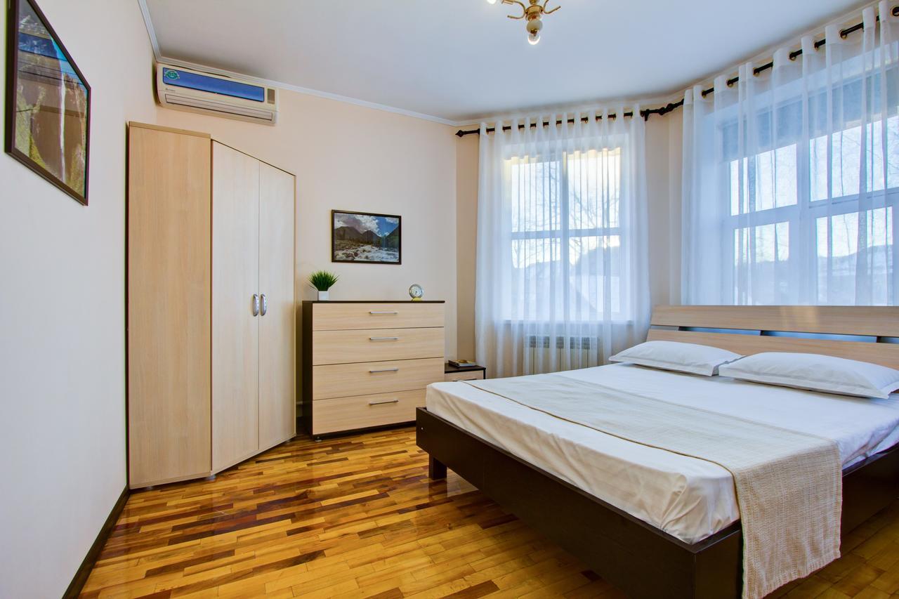 Centre Hostel Bishkek Bagian luar foto