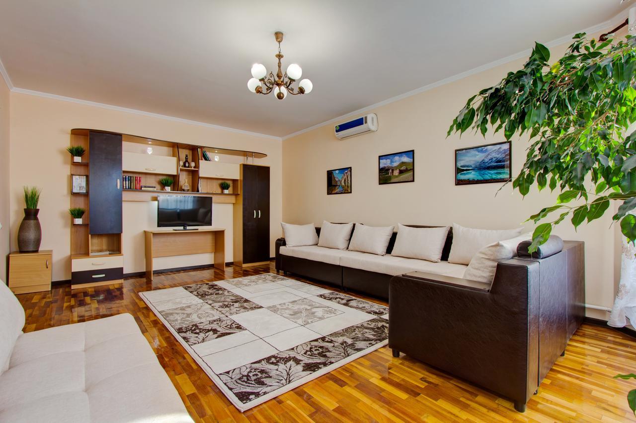 Centre Hostel Bishkek Bagian luar foto
