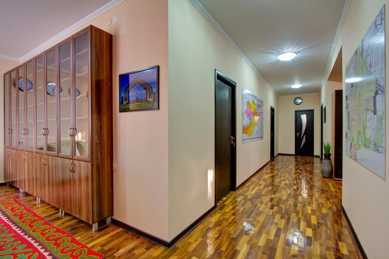 Centre Hostel Bishkek Bagian luar foto