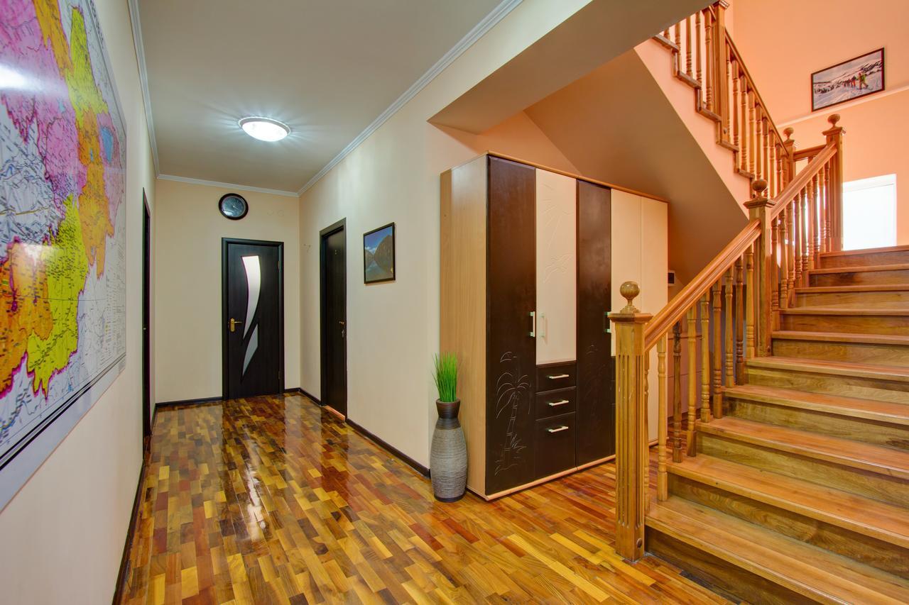 Centre Hostel Bishkek Bagian luar foto